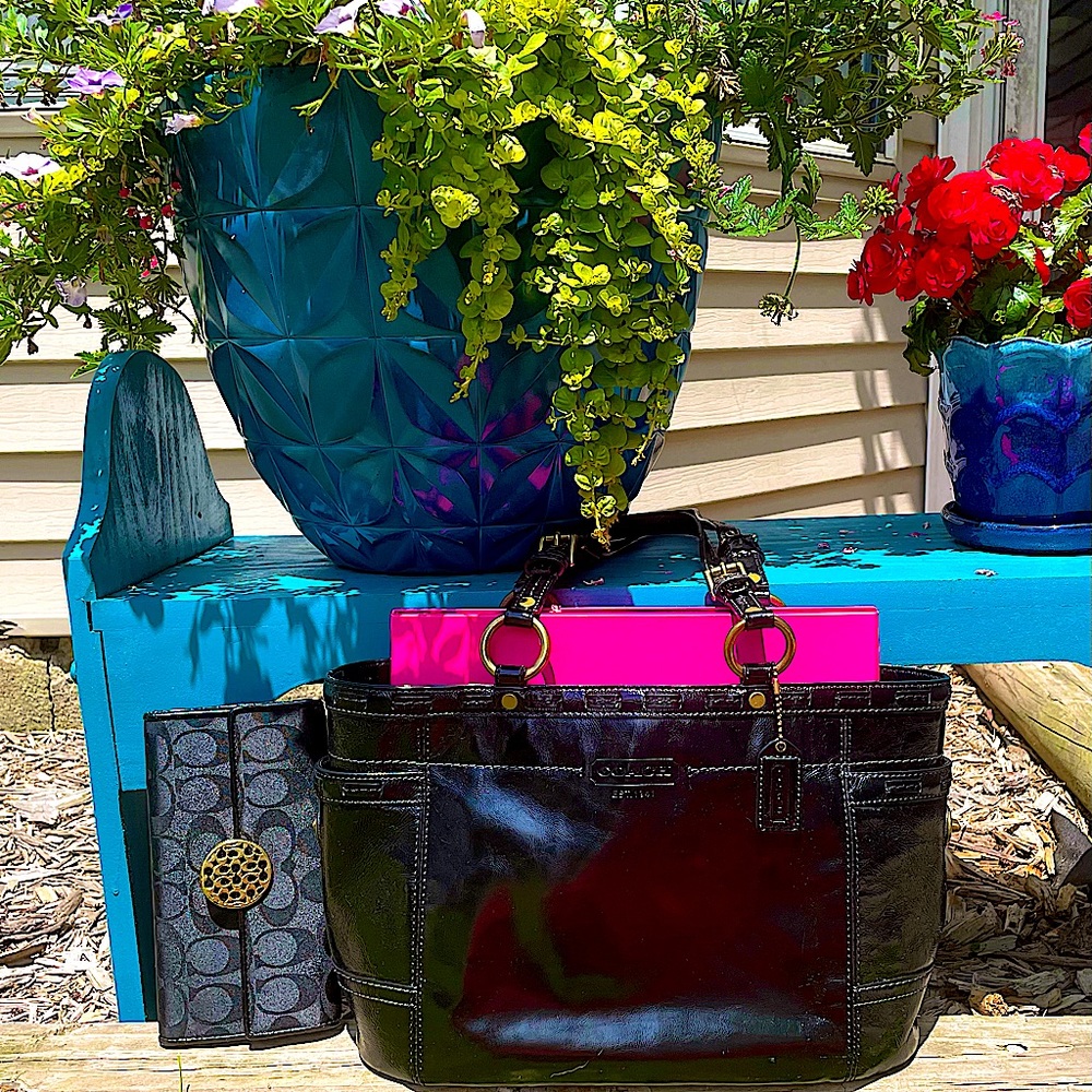 Authentic Coach Tote ๐ Handbag with free matching wallet as a bonus! Black. - Picture 3 of 12